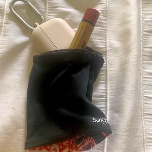 Wrist stretchy zipper pouch for runners